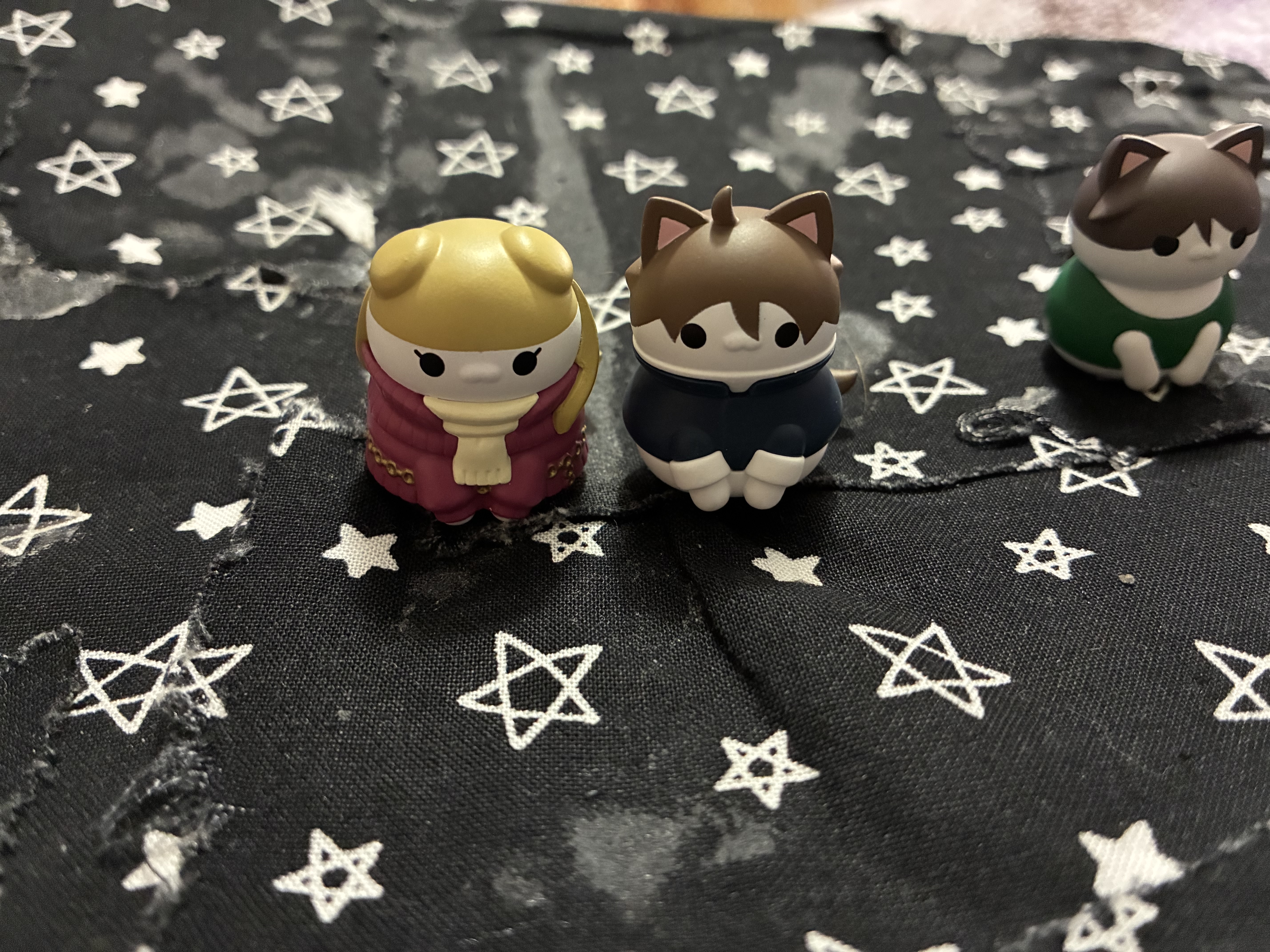 Duo and Relena cat next to each other with Heero cat in the background.